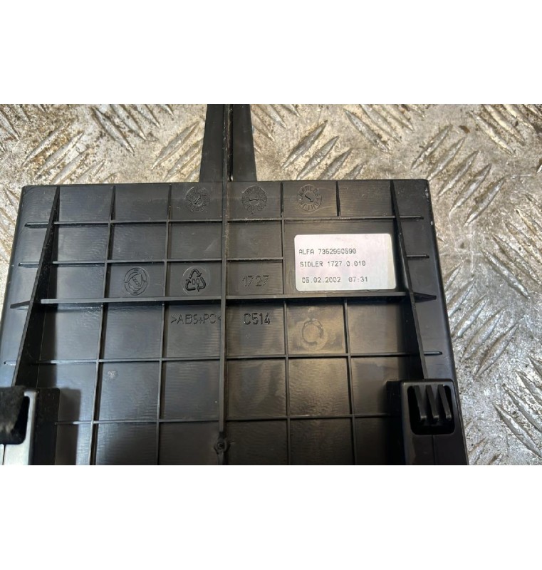 Ποτηροθήκη Alfa Romeo 147 2000-2004 7352990590