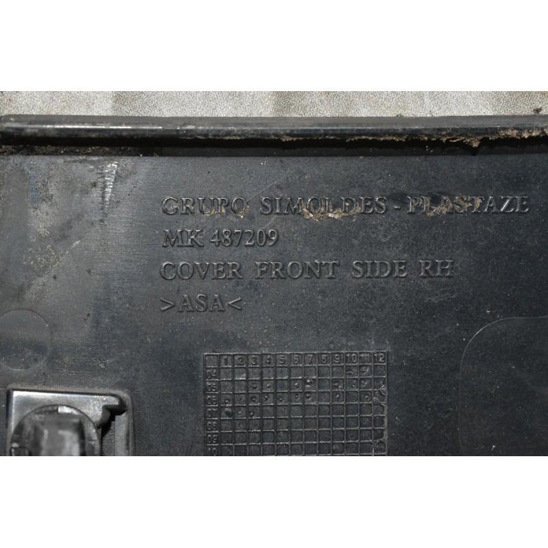 Κάλυμμα Υαλοκαθαριστήρων Δεξιό Mitsubishi Canter 2005-2015 MK487209