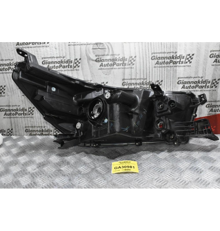 Φανάρι Εμπρός Αριστερό Toyota Hilux Revo 2015-2019 (Μηχανικό)