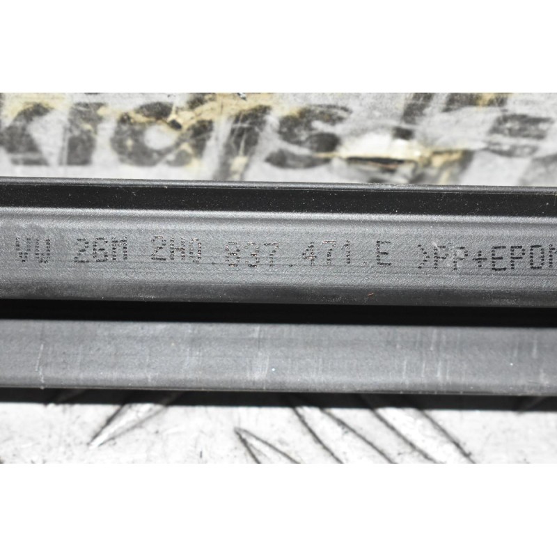 Γλύστρα Παραθύρου Εμπρός Αριστερής Πόρτας Volkswagen Amarok 2010-2022 2H0837471E (Γνήσιο) (Εσωτερικό)