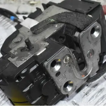 Κλειδαριά Πόρτας Nissan Navara D40 - Pathfinder 2005-2010 (Πίσω Δεξία 3Pins)